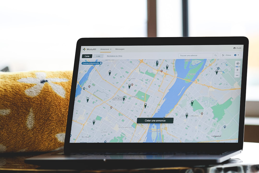 persona usando una laptop para buscar un abogado local en un mapa - abogados de inmigración en español cerca de mi persona usando una laptop para buscar un abogado local en un mapa - abogados de inmigración en español cerca de mi